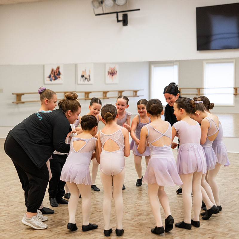 5-7 years girls in circle tap