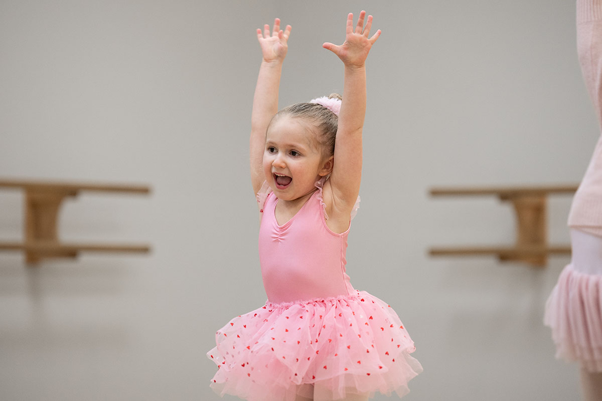 twinkle tots girl hands up